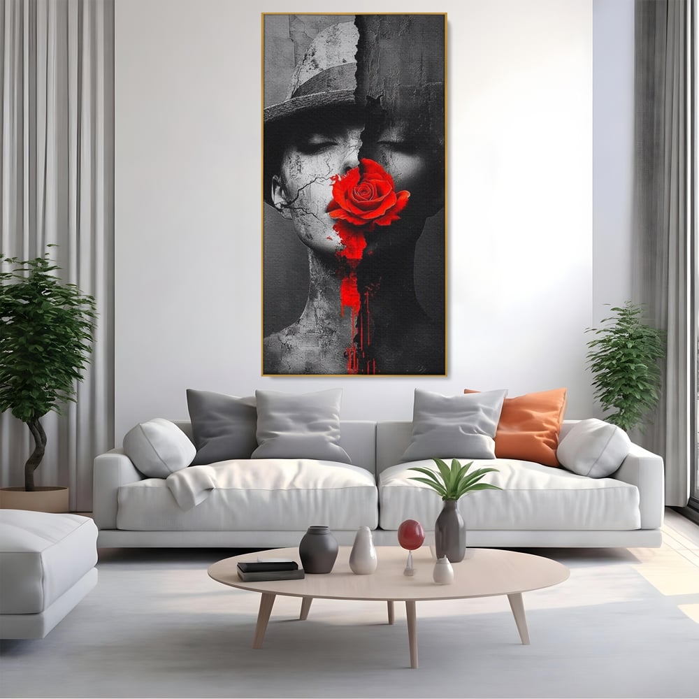 Tablou canvas cu tablou canvas cu chip de femeie, in rama de aluminiu auriu, pe perete intr-un living